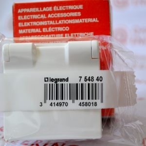 LEGRAND 754840 Лицевая панель для розеток 2К+З с откидной крышкой 753021/753025/753029/753030, белая, Valena Life | 753021