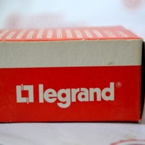 LEGRAND 754840 Лицевая панель для розеток 2К+З с откидной крышкой 753021/753025/753029/753030, белая, Valena Life | 753021