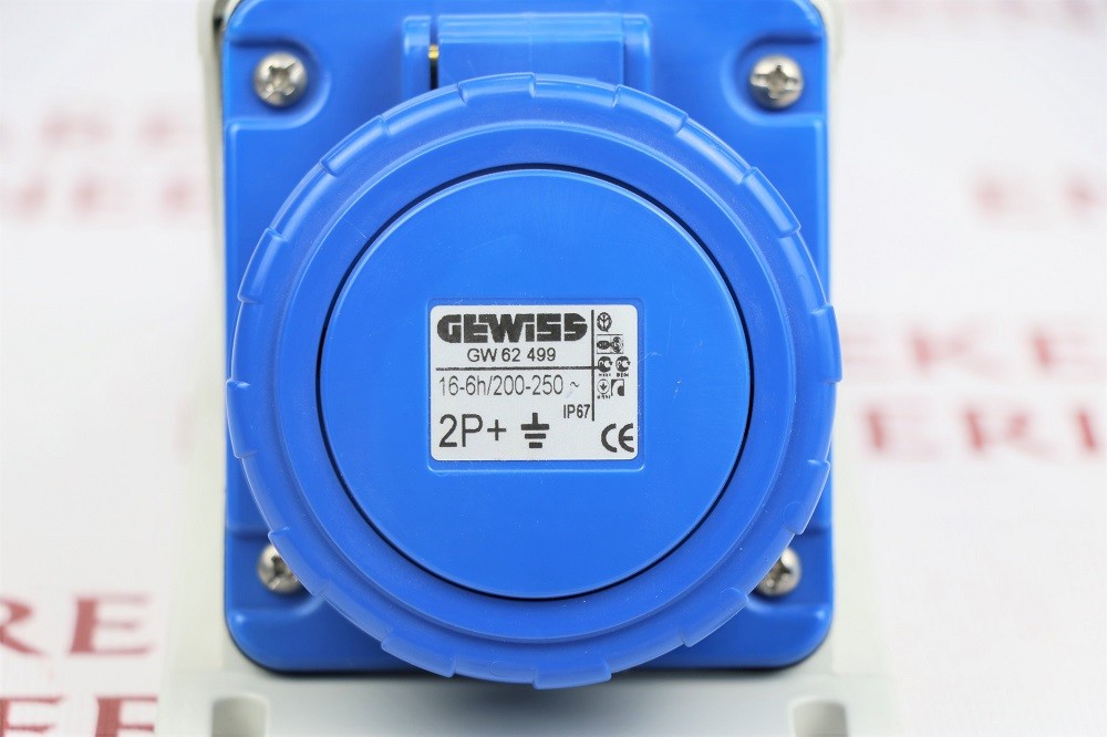 Стационарная влагозащищенная настенная розетка GEWISS 90° – IP67 – 2P+E 16A 200-250V 50/60HZ – СИНЯЯ – 6H – ВИНТОВОЕ ПОДКЛЮЧЕНИЕ | 90° ANGLED SURFACE-MOUNTING SOCKET-OUTLET SCREW WIRING | GW 62 499 | Made in Italy